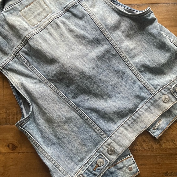 Levi’s Jean Vest - Picture 2 of 5